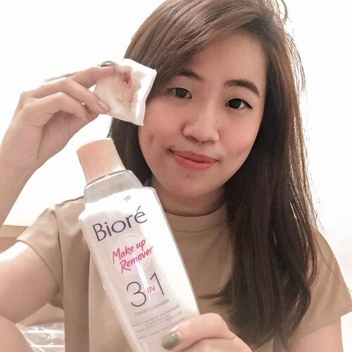 [ R E V I E W ]Pada tw ga sih klo skrg @id.biore barusan keluarin product baru yang pastinya dengan inovasi terbaru yaitu "Biore Makeup Remover 3 in 1 Fresh Cleanser" , dimana dalama 1 product ini mengandung 3 fungsi yaitu :1. sebagai makeup remover yang dapat mengangkat makeup2 waterproof (eye&lip) termasuk juga mengangkat debu polusi,2. sebagai micellar water yang bisa menyegarkan kulit sekaligus mencerahkan 3. seperti facial foam , jdi bisa digunakan tanpa perlu cuci muka lagi tbh, ak paling suka dengan product2 seperti ini, lebih praktis jdi ga perlu ribet2 beli byk product, krna dalam 1 product aja qt udh dpt byk benefit serta hemat waktu jga..dan pastinya product ini cocok utk para tim "mager" yg kadang pas selesai makeup jdi malas cuci muka lagi.bener2 must have product banget ! 😍😍😍@id.biore @lemoninfluencer.id  #MagicallyClean #Biore3in1FreshCleanser #LemonInfluencer