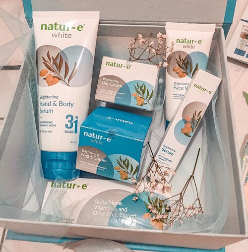 ✨ Siapa sih yg ga tw dgn product2 dari @natur_e_indonesia yang identik dgn warna hijau-putih ? 
But now, @natur_e_indonesia baru aja ngeluarin rangkaian product barunya yaitu ‘Natur E White Series’ 💙 yang terdiri dari 6 product mulai dari Body Care , Skincare sampe Suplement ., pkknya dah lengkap banget,. Dengan kandungan Glutathione, Vitamin E , Olive yg which is bagus untuk mencerahkan kulit 😊 
So far, ak paling suka sama Hand & Body Serum, wanginya enak, trus ad butir2 khas nya Natur E yang sangat bgs utk mencerahkan kulit dan pasti nya cepat menyerap dan tetap bikin lembab ..
Selain itu ak juga suka ama Day Cream nya , yg bisa tone up our skin tone tapi hasilnya tetap natural 🥰 
#ShowyourTrubright
#NatruEWhitexClozetteID
#NaturEWhite 
#ClozetteID .
.
.
.
.
.
.
.
.
#review #honestreview #skincare #skincarereview #skincarejunkie #natureindonesia #beautylover #skincareaddict #indobeautysquad #likes #sparklingsquad #lemoninfluencer #beauty #firstimpressions #likeforlikes #like4likes #instagood #instabeauty #recommended #musttry