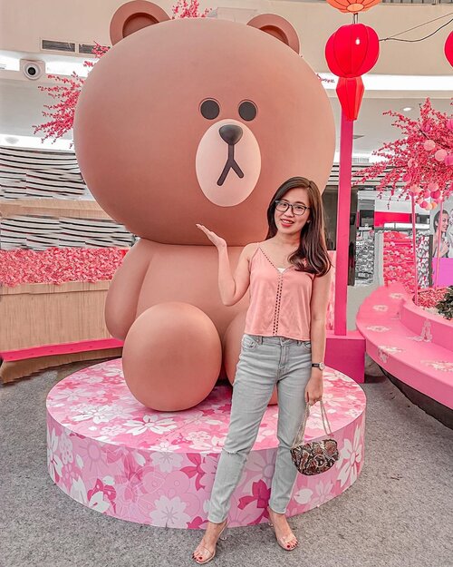 Reminder genks ! 
Besok hari terakhir ‘PLAY LINE FRIEND Spring Lights Installation and Pop Up Store’ di Main Atrium Mall @senayancity ✨✨
Disini kalian bisa foto2 sama Line Characters yang super cute 🥰🥰 dan pasti nya juga bisa belanja pernak-pernik Line / BT21 yang lucu2 😍😍 .
.
.
.
.
.
.
.
#clozetteid #linefriends #springlight #playlinefriends #senayancity #weekend #weekendvibes #ootd #ootdindonesia #ootdstyle #potd #potdindo #photography #photoshoot #outfitinspo #instagood #cuteplaceid #jktspot #placetovisit #instagramable #likeforlikes #likeforfollow #brown #cony #jkttogo #lineindonesia