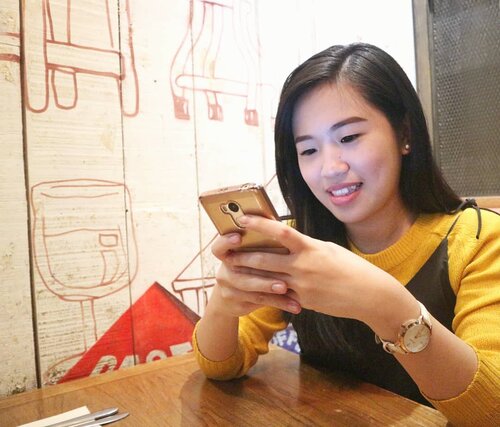 Liat hp sambil senyum2 sendiri 😁😁 . 
Hayyoo tebak itu lagi ngapain?? . 
A.  Chatting-an 
B.  Liat postingan lucu 
C.  Hanya sekedar pose , biar keliatan candid 
D.  Semua Benar .
.
.
.
.
.
.
.
.
#peoplenowadays #kidzzamannow #enjoying #gadgetmania #technology #instalike #potd #picoftheday #pose #justshare #instagram #feed #instagood #potdinspiration #likers #follows #pictureoftheday #clozetteid #smartphone #clozettedaily #lookbook #instafeed #potdindo