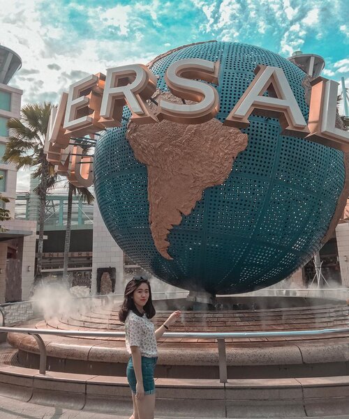 The un-ready pose at the must place to go 🌍 #touristlyfe ..........#clozetteid #uss #universalstudios #potd #likes #universalstudiosingapore #travelgram #goexplore #placetovisit #ootd #instagood #instagram #holiday #holidaymood #visitsingapore #shortescape #traveling #amusementpark #resortworldsentosa #photooftheday #outfitinspiration #shorttrip