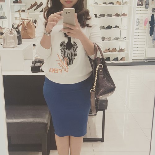 You almost can mix anything with the pencil skirt, from tshirt to sweater! Work it... #ootd 