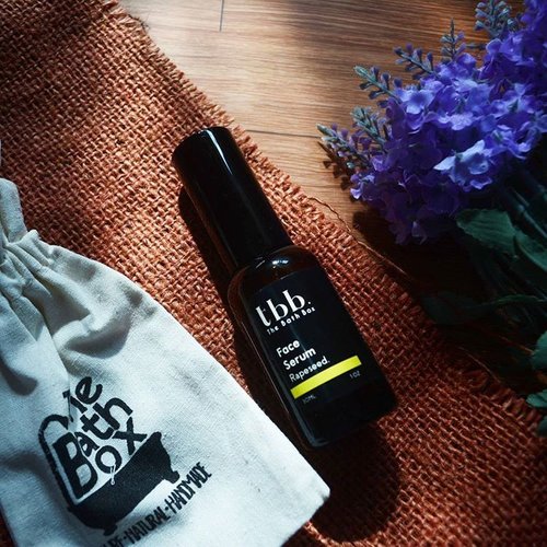 Aku udah quick review produk face serum ini di @femaledailynetwork if you have account on female daily mobile app dont forget to follow me search ririn qunuri
.
.
.
.
.
#faceserum #thebathbox #tbb #rapeseedserum #localskincare #naturalskincare #clozetteid