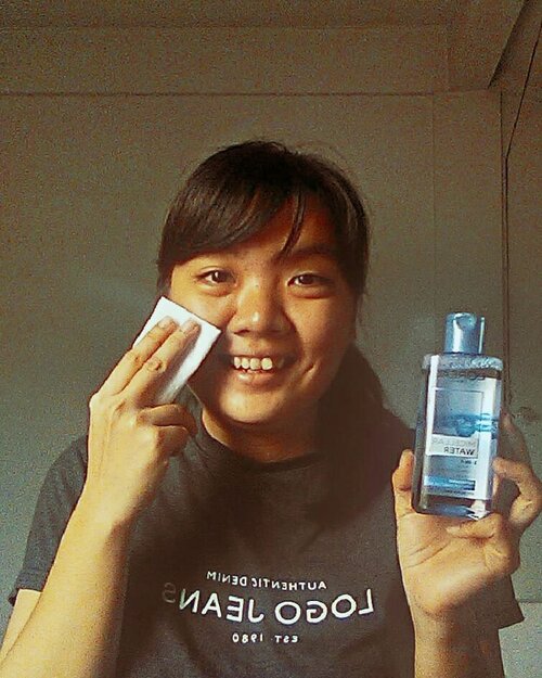 Hi guys! Aku mau review micellar water L'Oreal Paris yang aku dapatkan digiveaway @beautynesia.id kemarin.
.
Nah, L'Oreal Micellar Water ini memanfaatkan kebaikan teknologi micelle sehingga sangat memudahkan ritual membersihkan wajah. Kamu tidak perlu repot-repot lagi melakukan double cleansing menggunakan milk cleanser dan toner karena formula micellar water bisa membersihkan wajahmu hanya dengan satu langkah. Produk ini juga juga menawarkan 3 manfaat sekaligus seperti membersihkan wajah, menghapus makeup, dan juga membuat wajahmu semakin halus. .
L'Oreal mengeluarkan 2 varian Micellar Water, yaitu Refreshing dengan botol biru dan Moisturizing dengan botol berwarna pink. Kedua produk ini sama-sama cocok digunakan oleh semua jenis kulit dari mulai kulit normal, kering, berminyak, hingga kulit sensitif. Perbedaannya hanya terletak pada daftar ingredient-nya. Untuk Micellar Water Refreshing diformulasikan dengan 95% pure water yang bisa memberikan kesegaran pada kulit yang lelah setelah seharian beraktivitas. Sementara untuk varian yang Moisturizing mengandung ekstrak bunga mawar yang bisa menghidrasi kulit dan menjadikannya lembap seketika.
.
Klik link di bio untuk full review-nya
.
@lorealmakeup @getthelookid @lorealparioficial @lorealpro @beautynesia.id
.
#reviewskincare #reviewmakeup #reviewmicellarwater #reviewlorealparis #beautyblogger #beautycontentcreator #beautyinfluencer #beautylovers #beautyenthusiast #beautybloggerindonesia #beautyvlogger #makeupartist #makeupartistindonesia #micellarwater #micellarwaterlorealparis #makeup #makeupindonesia #makeuplorealparis #lorealparismakeup #clozetteID