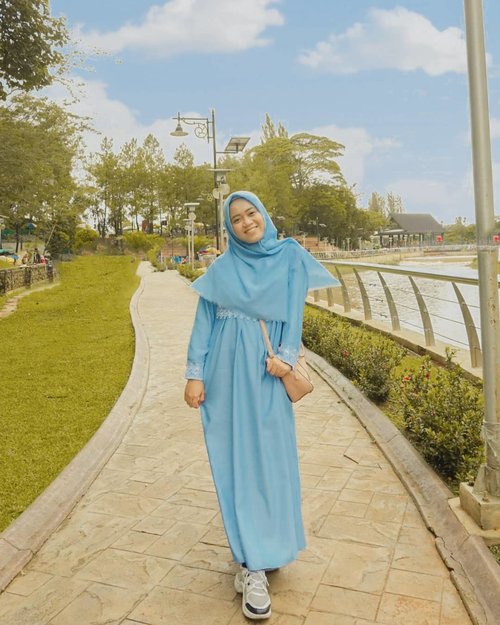 🎶Let me photograph you in this lightIn case it is the last timeThat we might be exactly like we wereBefore we realizedWe were sad of getting oldIt made us restlessIt was just like a movieIt was just like a song🎶...#35mm #sonya5000 #clozetteid #hijabootd #hijabootindo #mudaberhijab #modelhijaber #ootd #outfitoftheday