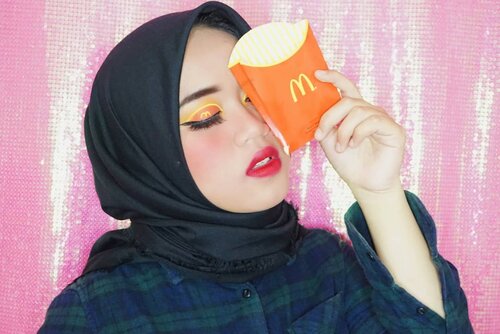 Udah pada sarapan kan?? HeheAku secinta itu sama McD❤️...Ps; Effort beb bikin huruf M dikelopak mata yg cuma seuprit😂😂. Details :💟 Eyeshadow + Blush + Countour + Highlighter : @beautyglazed .💟 Lipstick : @maccosmetics .💟 Foundtion + powder : @maxfactorindonesia.💟 Eyebrow : @iomibeauty.💟 Eyeliner : @chicaychico_official.#makeupbynfb #makeup #mcdonalds #makeuptutorial #makeupisart #art #100daysofmakeup #ClozetteID #BeautyBloggerIndonesia #cchannelid #cchannelbeautyid #maxfactor #chicaychico #maccosmetics #beautyglazed