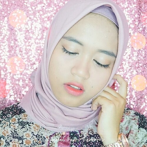 Senatural mungkin aku lebih suka~Details :💄 @etudehouseofficial Drawing Eyebrow💄 Focallure Founfation 04💄 Eyeshadow Beauty Glazed💄 Qiciy Eyeliner💄 @deborahmilano_id mascara💄 @pondsindonesia BB Magic Powder💄 @nyxcosmetics_indonesia Liquid Highliter 02💄 @clioindonesia Mad Matte Liquid Lips Peachpresso + RedHalo💄 @maybelline Collor Jolt VampRed for Blush on.#clozetteid #makeupbynfb #indobeautygram #beautybloggerindonesia #indobeautyvlogger #indobeautysquad #mudaberhijab