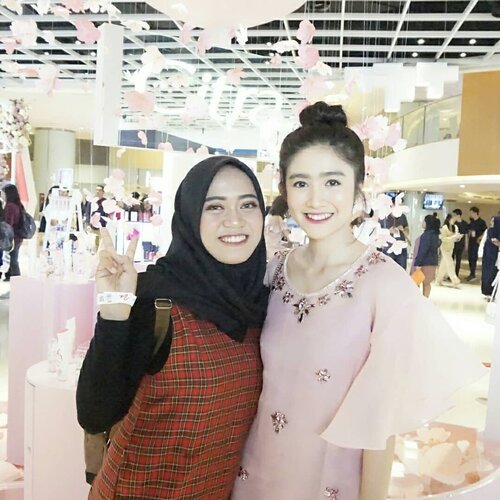 My Day 1 at #Beautyfestasia2018 @beautyfest.asia ❤❤❤.
✨ pertama kali ketemu febby, @febbyrastanty fans garis keras jaman smp! Wkwk
✨ 2 kali ketemu 2 cici korea cantique di event yg sama @michimomo & @janineintansari 💕💕
✨ my life mermaid @astaririr💙💙
✨ selalu humble dan banyak ngajak ngobrol kalo ketemu maminyo💕 @minyo33 .
✨ first met kaka yg super inspiring @bylizzieparra congrats buat menang award lg di bfa2018.💕
✨ SUPER SENENG KETEMU @sarahayuh_ cuma liatin ig storynya dr tahun lalu dan pengen bgt ketemu. Finally... Ramah bgt sumpah😭❤.
✨ yg selalu muncul di explore ig @almamestika videonya lucu2😍.
✨ my mood booster forever @andyyanata my another NURUL❤❤❤
✨ 2nd met @querramellca dan selalu humble sampe keubun2😭💕
✨ last @vinnagracia awalnya cobacoba tp ketagihan hahaha first impression nih : suaranya imut bgt baik bgt so happy bisa dipeluk hehe💕
.

#indobeautygram #beautyvlogger #beautyblogger #beautyjournal #beauty #clozetteid #clozette  #beautybloggerindonesia #bvloggerid #bloggermafia #bunnyneedsmakeup #mudaberhijab #hijab #hijabers