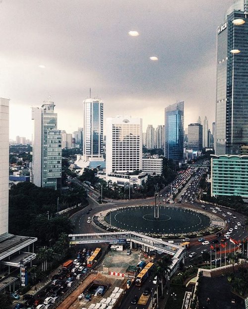 Gloomy jakarta. 
#clozettedaily #starclozetter #clozetteid #jakarta #langitjakarta