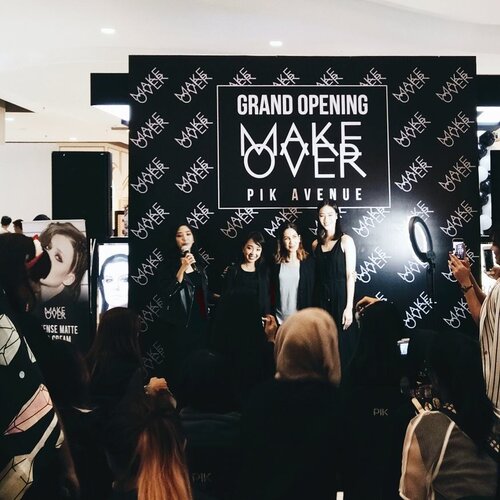 Kemarin sore akhirnya ngeberaniin diri nongol lagi di event #MakeoverGrandOpening Independent store di PIK Avenue, setelah 4 bulan lebih ndocem di rumah karena asik sama #iniMika. Sempet gak pede sama penampilan, apalagi setelah melahirkan, body agak melar gimana gituh. Sampe mau pake baju bingung karena pada gak muat (kode minta dibeliin yg baru) 😂.Tapi ya soal penampilan itu urusan pede gak pede. Mau bentuk badan kayak putri endonesa, tapi kalo gak pede tetep aja gak enak diliat. Meski body bohay tapi kalo pede dan nyaman, org lain pasti seneng juga ngeliatnya.  Apalagi didukung sama makeup kece. .Emang yah, punya kemampuan dan perlengkapan makeup yg mumpuni itu adalah investasi. Pengen gituh rasanya seisi toko #MakeOverStore gue bawa pulang semua setelah dpt tips dari Suhay cara bikin simple smokey eyes. Apalagi banyak diskon dan promo sampe 28 Feb. Hadeuh bikin khilaf kalo gak inget ada bayi yg ngegelendot. .Cus mamak mamak yang disekitaran PIK, segeralah melipir ke #MakeOverStore karena banyak diskonan sampe 50%. Budget belanja bulanan masih amanlah kalo ada diskonan. 😂.#clozettedaily#clozetteid #makeoverid