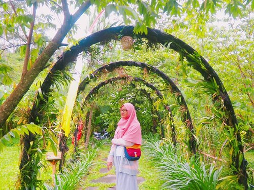 "we fall, we break, we fail.
But then,
We rise, we heal, we overcome." Haseeeeeekkkkk..... Santai aja, nikmati semua prosesnya. Semua ada masanya. 
Bag: @visvalbags
Location: Glamping Ciwidey
.
.
.
.
.
#hijabtravellers  #hijabtravelling  #hijabtraveller  #wisatabandung  #WisataIndonesia #exploreindonesia #traveling #holiday #vacation #redtraveler #clozetteid #dolansebentar #CreateMoments #PesonaIndonesia  #travellerscantik #keluarbentar  #indonesiatravellerid #travellerindokece #dailyhijabtraveller #hijabindotraveller #petualanghijabers #petualanghijaber #hijab_traveller #hijab_travellers #glampinglegokkondang #wisataciwidey