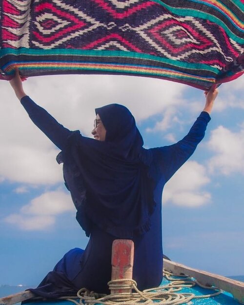 Masih melanjutkan liburan di alam pesona khayalan alias posting aja terus foto lama 💕💕

Hopping island di Karimunjawa ke tempat-tempat snorkling. Lama-lama mati gaya juga ya di kapal meski ga lama-lama banget sih.

Untung gue selalu bawa kain nusantara di setiap perjalanan gue. Pas ke Karimunjawa ini gue bawa kain tenun hasil jajan di @awancraft Saatnya kibas-kibas kain sambil foto-foto

📍 Karimunjawa
.
.
.
.
#indonesiatravellerid #travellerindokece #dailyhijabtraveller #hijabindotraveller #petualanghijabers #petualanghijaber #hijabtravellers #hijab_traveller #hijab_travellers #hijabtravelling #jilbabday #hijabday #hijabdaily #hijabtraveller #wisataindonesia #exploreindonesia #traveling #holiday #vacation #redtraveler #clozetteid #dolansebentar #createmoments #pesonaindonesia #yourtravelvoice #aladingateaway #travellerscantik #keluarbentar #karimunjawa