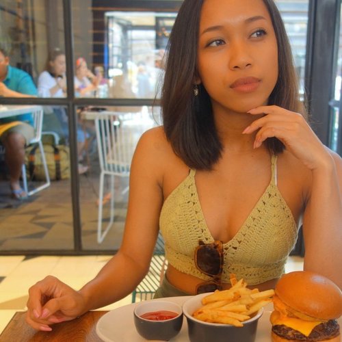 It's weekend. Let's enjoy and cheating a lil bit. 😋😋 I know you are agree with me. Everybody love french fries and  burger. .... .. .. #sakuralisha #independentwoman #indonesianbeautyblogger #bali #indofitness #fitmodel #holiday #fitgirl #cafe #followback  #followforfollow #likeforlike #instagood #likeforfollow #followme #like4like #follow4follow #instagram #balistyle #lunch #indonesia #breakfast #smoothies #cheatday #summer #sisterfields #healthylife #healthylifestyle #seminyak #clozetteid