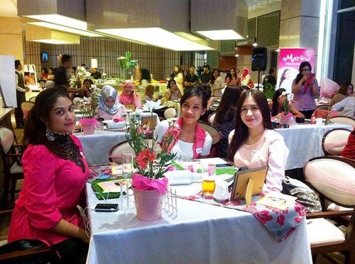 At @sahabatmarina event with @savirayamanie and @angelinakawaii. Is all about girls talk. 🙌🙌😘😍 I had so much fun. See you on the next event girls. 😉 #SaatnyaBersinar #powderfoundation #compactpowder #twowaycake #twowaycake #beauty #beautyevent #beautyblogger #beautybloggers #beautyproducts #beautyenthusiast #beautyinfluencer #blogger #bloggers #bloggerindonesia #vegas_nay #jakarta #indonesia #pink #pinkandsilver #launches #launching #newproduct #fotdibb #femaledaily #clozetteid #girls