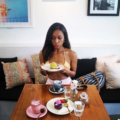 Good morning Bali.... 🙈🙈 I wish I could say that right now. 😂😂 Tried cute pink and black latte and dessert gluten free at @coffeecartelbali 😋😋 Yummmyyyyy.... ....#sakuralisha#independentwoman #indonesianbeautyblogger #clozetteid #bali #canggu #cafe #restaurant #pulaudewata #indonesian #indonesia #travellife #traveling #traveller #travel #tannedgirl #fitgirl #kulitsawomatang  #fitnessgirl #travellingthroughtheworld #baliindonesia #travelgram #travellers #coffee #coffeecartel