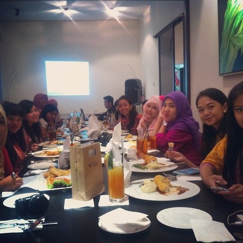 Lunch time 😘 at kbj blogger gathering with beauty bloggers
#kbjxzap #kbjxemina #kbjgathering #clozetteid @kawaiibeautyjapan #beauty #beautyevent #beautyblogger #beautybloggerid #lunch #lunchtime #blogger #bloggerindonesia #internationalblogger #sllounge #jakarta #japan #indonesia #world #event #endors #indonesian