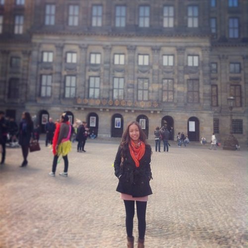 At Dam Square Amsterdam 😍😍😘😘 Seharusnya disini uda masuk spring, tapi masih dingin kayak musim dingin. Kalau pagi bisa ampe 2derajat kalau siang 7-9 derajat. Brrrrr,, makanya outfitnya masih kayak musik dingin. 😖😖 #ootd #fotd #fashion #fashionstyle #clozetteid #spring #amsterdam #netherland #holland #damsquare #fashionable #beautyblogger #beautybloggerid #blogger #bloggerindonesia #internationalblogger #indonesia #indonesian #world #travel #travelling #traveller #holiday #trip
