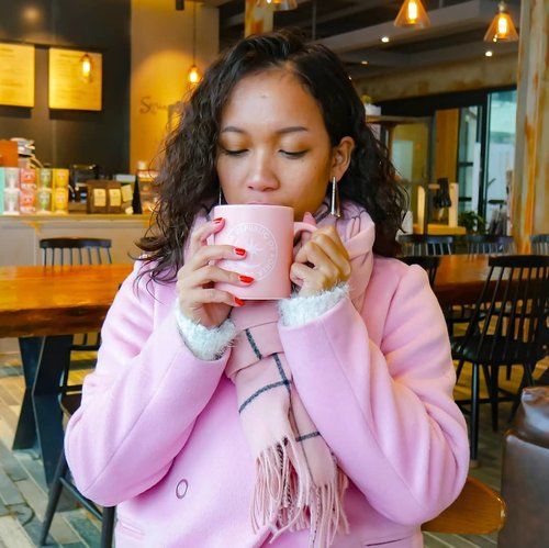 Anyeonggggg..... Just landed in Jakarta. And this one was my fav think to do in the winter time. 😋 Drinking the hot chocolate. 💕💕💕 Relax and chill. As I mentioned on the previous post that I'm not a big fan of winter, so I didn't play with snow. I prefer stay in. 😂😂😂 .....#sakuralisha #independentwoman#indonesianbeautyblogger  #beautybloggers #travellife #travelblogger #travel #travelling #ootd #fashion  #outfit #fashions  #beautyblogger #outfits #korea #winter #fashionoftheday #outfitoftheday #clozetteid #traveller #instatravel #koreantrip #namiisland #winterholidays#pinky