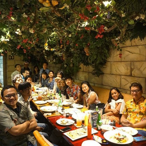 Lunch B'day Celebration MicroAd Blade Indonesia's Team. ❤❤ #latepost #digitalagencylife... .. ....#sakuralisha #independentwoman#indonesianbeautyblogger  #beautybloggers #working #team #worklife #friday #followforfollow #followback #follow #likeforlike #like4like #follow4follow #follows #likeforfollow #restaurant #ootd #outfit #workhard #beautyblogger #indonesian #jakarta #family #indonesia #clozetteid #teamwork #lunch