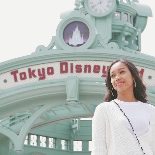Ketawa sambil nahan kedinginan. 😅😅 But anyway so happy visited Tokyo Disneyland, eventhough was so crowded at the time. 💕 For sure I will visit others too. I'm coming soon, so please wait for me. ❤❤ .
.
.
.

#sakuralisha #independentwoman #indonesianbeautyblogger #clozetteid #japan #tokyo #disneyland #spring #sakura  #tokyodisneyland #nihon #beautybloggers #travellife #traveling #traveller #travel