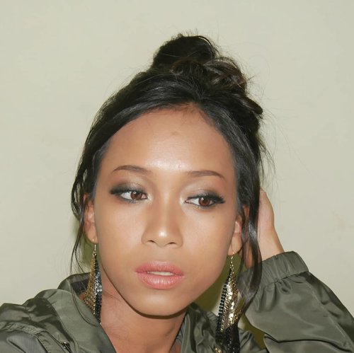 This is so me. 🙈🙈 Brown eye make up, tanned skin, nude lips, what else ? .
.
.
.

#sakuralisha #independentwoman #indonesianbeautyblogger  #eyebrow #vegasnay #Maybelline #beauty #makeup #beautybloggers #indobeautygram #fanbocosmetics #indonesia #dagelan  #beautylook #beautyblogger #lookoftheday #makeuplook #makeupoftheday #jakarta #clozetteid #tannedgirl #likeforlike #like4like #kulitsawomatang #indonesian #loreal