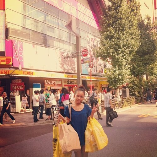 #throwback took this pic in front of Don Quijote ( ドン・キホーテ) in Akihabara. Wanna go back to Japan again in this year. >_< #pray #pray #wish #wish #clozetteid #japan #vacation #dreamcometrue #holiday #japanese #akihabara #donquijote #akb48 #beautyblogger #beautybloggerid #blogger #bloggerindonesia #internationalblogger #indonesia #holland #german #italy #newyork #world #paris #tokyo #sakuralisha #fashion #style