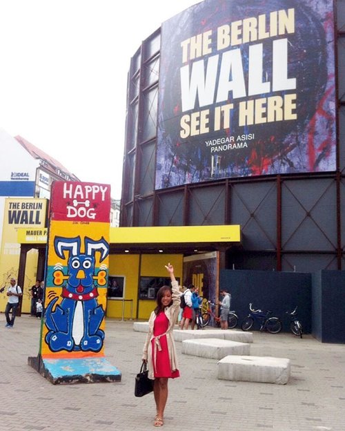 The Berlin Wall see it here !! 😛😛Coat : @zara @zara_id #starclozetter #clozetteid #berlin #german #germany #eropa #europe #europetrip #jalanjalan #trip #wisata #holiday #liburan #vacation #vacations #travell #traveller #travellife #travelling #ootd #fashion #outfit
