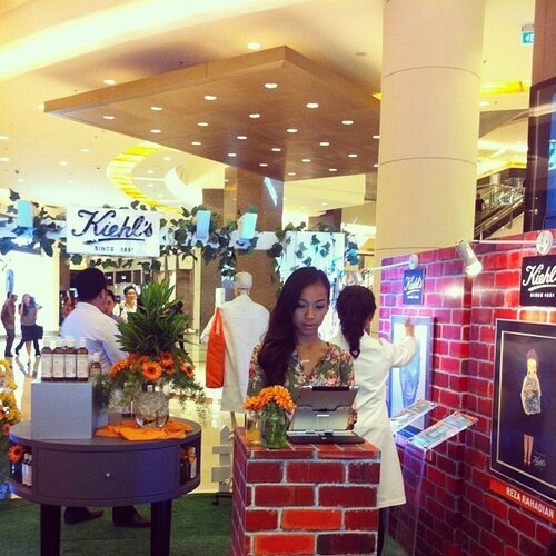 At Kiehl's event "Nature & the City". @kiehlsid 
Go to Facebook Kiehl's Indonesia for more information about this campaign. Https://facebook.com/KiehlsIndonesia 
#clozetteid #beauty #beautylover #beautystyle #beautyaddict #beautyblogger #beautybloggerid #beautycampaign #campaign #blogger #bloggers #bloggerindonesia #indonesia #invitation #indonesianblogger #internationalblogger #flower #dresscode #event #endorsment #newyork #london #vegas #unitedstates #unitedkingdom #america #skincare