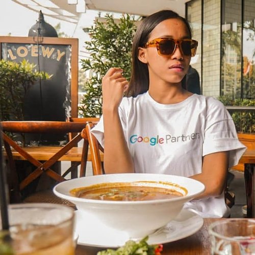 Brunch with fav Tom Yam in town. 🙌🙌 @loewyjakarta 📷 : @didietnih ....#sakuralisha #independentwoman #indonesianbeautyblogger  #loewy #life #restaurant #cafejakarta #blogger #beautybloggers #beautybloggers #traveller #lifestyle #indonesia #dagelan  #sunday #beautyblogger #lookoftheday #lunch #brunch #jakarta #clozetteid #tannedgirl #tomyam #loewyjakarta #kulitsawomatang #indonesian