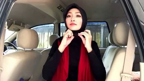Easy hijab tutorial #32 (gaya konvensional untuk wajah lebar/ kotak) - YouTube
