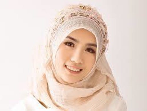 Natural and sweet makeup for hijaber.