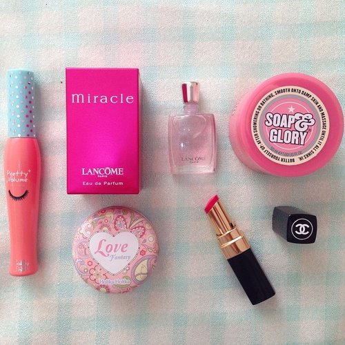 My daily make up 💄💋 #chanel #lipstick #blushon #holikaholika #parfum #lancôme #mascara #soapnglory #makeup #small #things #that #u #should #bring #on #your #bag #Clozetteid #pink #licious #tbt