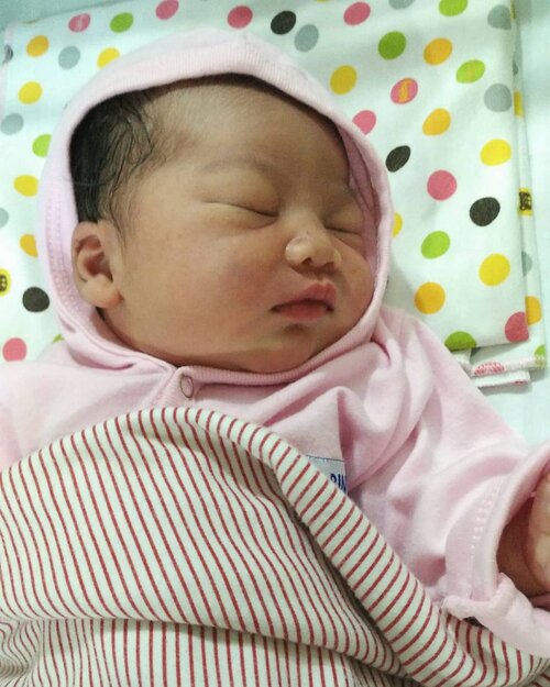 Alhamdulillah, telah lahir anak kami yang ketiga dengan Jenis kelamin perempuan, berat 3,495 kg pada 6 Maret kemarin. Mohon doanya semoga jadi Anak solehah, bermanfaat untuk lingkungannya & berbakti pd orangtua.#baby #babygirl #clozetteid #birthday