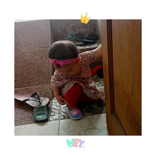 Udah mulai deh ngajak jalan terus keluar kalau udah lihat sepatu. Narik tangan dan nunjuk keluar rumah. Iyaaa, gak apa, jalannya di depan rumah aja dulu yaaa. 
#rainaalmahyra
#15monthsold 
#15monthsbaby 
#clozetteid
#daughter
#anakperempuan
#tumbuhkembanganak 
#ootdkids
