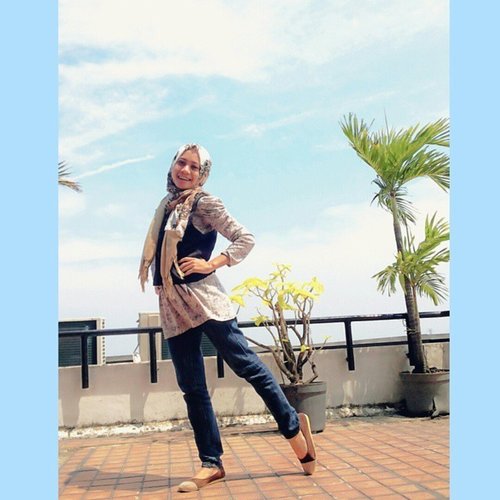 playing with the sky #ClozetteID #ColorfulHijab