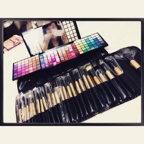 Finally I can play with these! Thank you sissy! The brushes are so soft...and the makeup too colorful! Super love! #clozette #clozetteid #clozettegirl #beauty #makeup #sephora