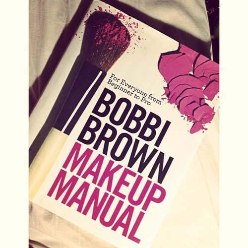 So as not to be ignorant about makeup...Not sure if I can do this though. Just the chapter on the brushes alone makes my nose crinkle already! Haha. Not really a makeup girl, but I'll try! 😂💄💃#clozette #clozetteid #beauty #bobbibrown #makeupmanual #bookworm #bookaholic