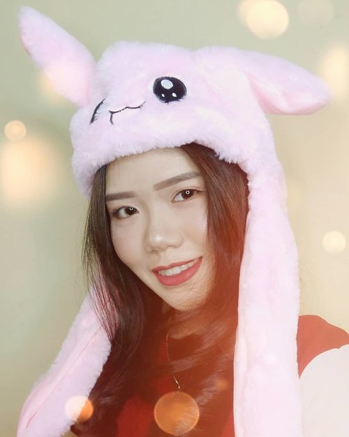 Play with moving rabbit hat in my head🙆 So many k-pop stars wore this hat to enjoy! You can hold hands the hat and press to make a sound😆 .Perfect for gift, k-pop fans, baby toys, children, or someone you love❤.Everyone can shop this hat on my link 👉 http://hicharis.net/lisalim/drS or visit @hicharis_official for detail 👀 ..#charis #charisceleb #movingrabbithat #clozetteId