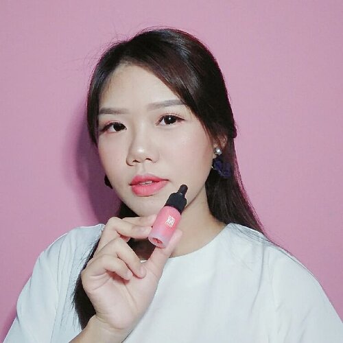 Liptint favorit akhir-akhir ini! Yups,  Peripera shade Pretty Orange Pink ini sering banget aku pakai jalan/hangout karena warnanya cakep & longlasting😊 .My personal thought: ❤Packagingnya cute kaya isi ulang tinta ❤ Teksturnya velvety tidak matte & tidak glossy ❤ Formulanya ringan tidak lengket, ga berasa tebal di bibir❤ Finishnya lembut banget, like my lips but better ❤Ga bikin bibir kering/patchy ❤Coveragenya cukup but still ok❤Ga transfer di gelas kalau minum❤Longlasting up to 6 hours without eat/drink, but if you bring eating the coverage is faded ❤Very worth to try .Swipe left buat liat swatch & hasilnya💋 Review lengkapnya udah tayang ya di blog, silahkan mampir ke link yg ada di bio😊 Belinya dimana? Di @hicharis_official atau kalian bisa shop melalui link aku di https://hicharis.net/lisalim/7lk 🤗 @charis_celeb @peripera_official...#CHARIS #CHARISCELEB #periperaairyinkvelvet #periperainkairyvelvet #periperainktheairyvelvet #ragamkecantikan #clozetteid #tampilcantik #indobeautygram  #makeupkorea #tutorialmakeup #koreanmakeup #reviewproduk #lisalimblog