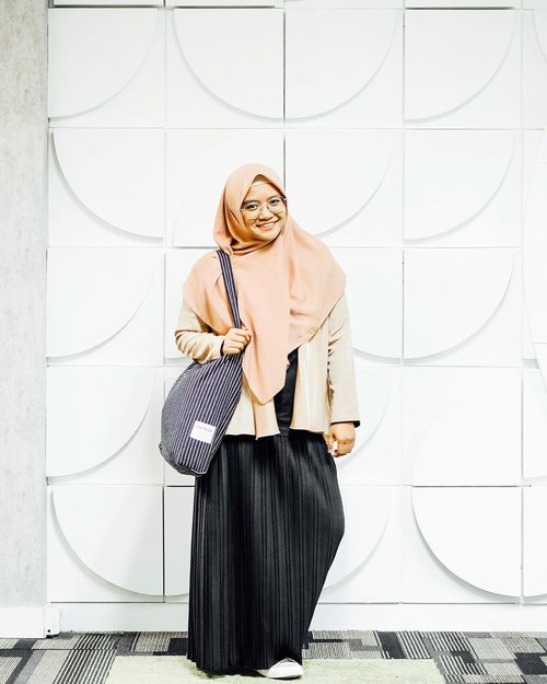 #OOTD waktu #hiipacademy kemarin kalo style begini Kaka Naeema selalu bilang aku kaya kaka-kaka alias masih sekolah atau kuliah...Setuju ga setuju ga? 😅...🧕🏻: @kaffahapparel🧥: @berrybenka 👖: @satulemari 👜: @onokabe_ #clozetteid #ootdhijab #hijabstyle #lifestyleblogger #fashionblogger