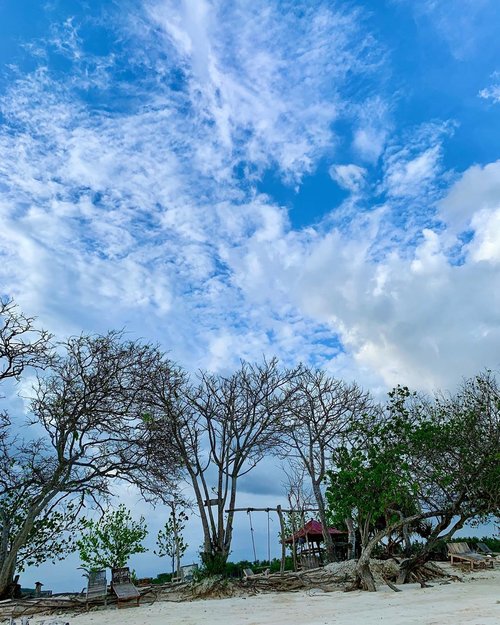 Embrance the sky⁣⁣Aku menikmati sekali Gili Kendis ini. Aku merasasepi, sunyi, relax dan juga healing. ⁣⁣Apa pendapat kamu tentang foto ini? ⁣⁣#skyporn⁣#skygaze ⁣#instasky ⁣#giligendis⁣#visitlombok2019⁣#wonderfullIndonesia⁣#familytraveller ⁣#blogger⁣#bloggerperempuan⁣#clozetteid⁣