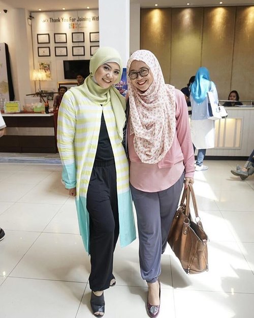 When @rj_ladies meet up, the first think to do is pose to our #OOTD #blogger #bloggerlifestyle #clozetteid #clozettedaily #clozettehijab #instaphoto #ootdindo