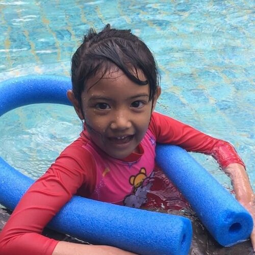 Menumbuhkan kepercayaan diri anak sangatlah tidak mudah. Bukan suatu hal yang bisa terjadi begitu saja, tetapi butuh proses untuk menumbuhkan kepercayaan dirinya. 
Jika anak memiliki percaya diri, paling tidak dia akan lebih berani dan banyak bereksplorasi ke hal-hal yang dia sukai. Sehingga dengan demikian minat dan bakatnya pun akan terlihat dengan sendirinya.

Akhir-akhir ini kami sedang berusaha menumbuhkan kepercayaan diri #naeemaazkadinaristianto untuk lebih berani berhadapan dengan air dalam hal ini berenang. Menurut kami, jika berenang saja sudah bisa dia taklukkan maka akan ada keberanian lain yang akan mengikuti.

Jadi kami sedang sering-seringnya mengajak dia berenang dan kalau menginP dihotel yang menjadi perhatian adalah harus ada kolam renangnya. Karena jika konsisten dilakukan maka akan terbiasa kan.

Akhir-akhir ini #naeemaazkadinaristianto sedang hobi nonton channel anak-anak di youtube. Nah...untuk melatih kemampuannya berbicara didepan umum, maka saya sering merekam aktivitasnya dengan pembukaan dia harus berbicara terlebih dahulu ke kamera (seakan-akan menyapa teman-temannya dirumah). Dan dari sini maka akan merangsang kembali kepercayaandirinya.

Cukup efektif sih hal-hal yang kami lakukan ini. Hanya saja sekali lagi butuh konsistensi dan sedikit kesabaran jika si kecil sedang jelek mood nya. Selain itu ini tidak seperti sedang belajar karena dilakukan di sela-sela dia melakukan hobinya #BedaAnakBedaPintar #JadikanPintarnyaBersinar #clozetteid . 
Mom @lisna_dwi @andiyaniachmad @risalah_husna  sudah ikutan sharing dari @progoldparentingclub ini belum?. Yuuk ikutan....@clozetteid