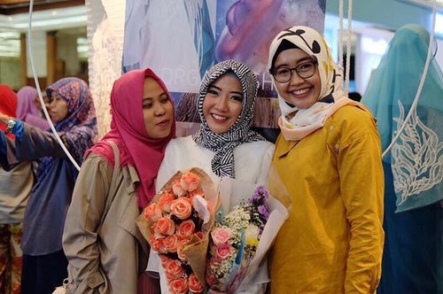 .
Senengnya kemarin dikunjungin @imusyrifah sama @nianastiti 💕💕💕
.
makasii udah nonton yaa, nanti aku maen2 lagi ke jakarta 😁
.
#sisterhood #clozetteid #myhijup #friendship #bloggerlife #muslimfashionfestival2017 #muffest2017 #bloggersfriends #ihblogger #indonesianhijabblogger