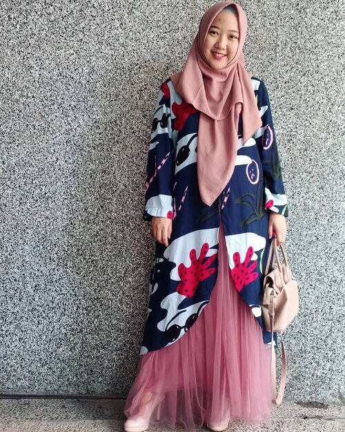 .TUNIK #06Allsize LD 106IDR 155kmaterial : katun rayonFull kancing depan.Navy - Pink sih gak pernah salah!Selalu manis perpaduannya, style kaya gini nih bisa banget buat ke undangan santai atau arisan bareng temen2 ya kaaan bu? 😉.Mau dipakai jadi tunik buat di rumah? Ya boleh juga dong.. biar selalu cantik dimanapun dan kapanpun 🤗.mau?WA ibuknya barra aja ya, DM jg boyeh 😉karena masih percobaan jadi stoknya dikit aja. hihi 🙏#tunikrayon #homedress #hijabootd #clozetteid #rayonviscose #jualanibuk#selfmanufactured #jahitrapih #homedressmurah #homedressrayon