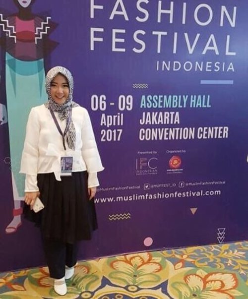 .
My outfit for @islamicfashioninstitute graduation & student fashion show at @muslimfashionfestival 2017 last week 💃🏻
.
I'm using Skirty Pant that inspired by one of my product at @inggabiakids 😂
mix with brokenwhite crop top and bow outer from organza fabric 🎀
design by me ✌🏻
.
#abaikantangankusut #abisgotongkopersendiri
#designbyme #fashionstudent #firstfashionshow #islamicfashioninstitute #muffest2017 #muslimfashionfestival2017 #clozetteid #myhijup #fashiondesigner #hijabfashion #hijabootdindo #hijabootd