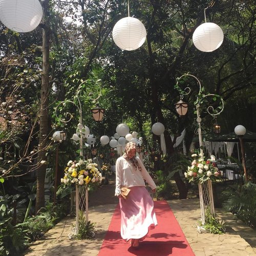 .
swinging skirt 💃🏻
---
still at #dyharkirana wedding
📷 @anisarakhmat 
#myhijup #clozetteid #bridesmaid #hijabersindo #starclozetter #clozettehijab #swingingskirt #hijabbridesmaid