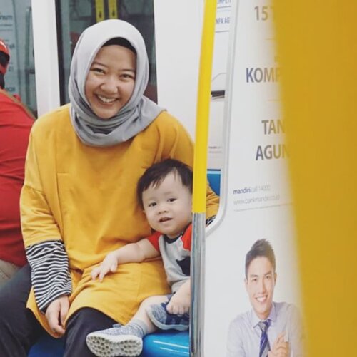 ." your children get only one childhood, make it memorable - regina brett ".Mungkin barra nanti cerita tentang hari ini, atau mungkin jg  nanti dia gak ingat tentang memori pertama kali naik mrt hari itu....ya gakpapa 😁 ibuk dan bapak cuma ingin sebisa mungkin membuat masa kecil barra selalu happy, karena kami pun gak tau mana yang bikin barra berkesan dan akan  dia ingat sampai nanti...semoga yang happy2 aja ya bar, jangan pas ibuk dan bapak lg khilaf / marah 😔 huhu.#masyaaallah #tabarakallah #myfirstborn #babybarra #makingmemories #childhoodmemories #mrtjakarta #clozetteid #masakecil #travelwithkids