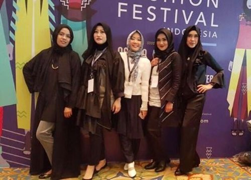 .
we did it ! Alhamdulillah 💃🏻
.
@islamicfashioninstitute weekend family yang udah  kaya teteh sendiri 😘
akhirnyaaa bisa dilewatin juga yaa fashion show perdana di muffest kemarin, hehehe
proud of us ❤️😘
#islamicfashioninstitute #fashionstudent #clozetteid #myhijup #muslimfashionfestival2017 #muffest2017 #sisterhood