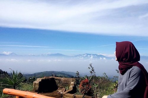.
Breathtaking view ⛅️⛰
.
📸 : @hamdieko 
#bukitmoko #bukitmokobandung #puncakbintang #explorebandung #wisatabandung #travelblogger #clozetteid